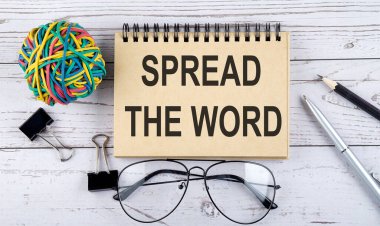 Mesajlı defter kelime ve ofis malzemelerini yaydı. Yukarıdan bak. Beyaz arkaplanda yakın plan