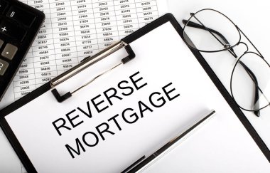 Tablonun üzerinde REVERSE MortGage yazan kağıt