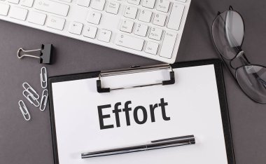 Ofis kâğıdında EFFORT ve klavye yazılı. İş dünyası