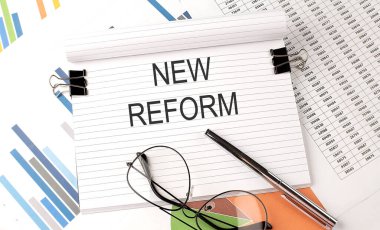 Çizelgede yeni reform metni, ofis malzemeleri, iş konsepti