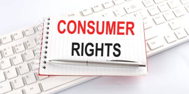 Klavyede beyaz arkaplanda KURTARMA Hakları