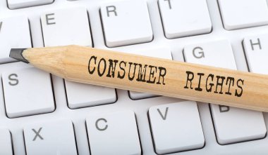 Klavyede arka planda kurşun kalemle yazılan yazılar