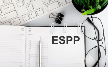 Takvim planlayıcıya ESPP Personel Satın Alma Planı 'nı yazın ve size izole edilmiş beyaz arkaplandaki kalemle önemli bir randevuyu hatırlatsın.