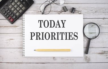 Hesap makinesi ve ofis araçları ile beyaz arkaplan üzerinde metin TODAY Özellikleri ile boş defter.