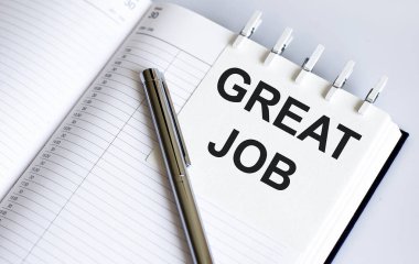 Kısa nota dokusu arka planında kalemle harika iş