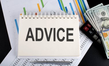 Not defterine çizelge, hesap makinesi ve dolarla yazılmamış ADVICE metni