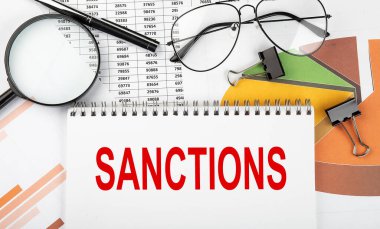 Diyagramda beyaz kağıt üzerinde SANCTIONS metin. İş dünyası