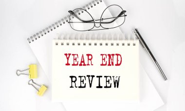 YIL SONRA Not defterindeki metin kalem, ataç ve gözlüklerle