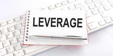 Beyaz arkaplanda klavyede LEVERAGE metni