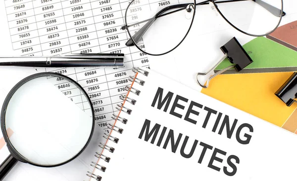 Meeting Minutes Inskripsi Teks Pada Notepad Dan Grafik Bisnis — Stok Foto