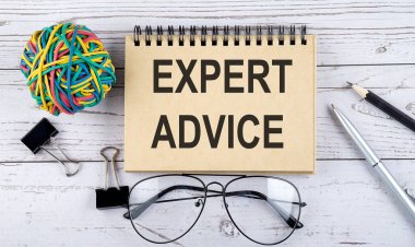 İçinde WEXPERT AdDVICE ve ofis malzemeleri olan bir defter. Yukarıdan bak. Beyaz arkaplanda yakın plan