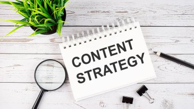 KONUŞAN STRATEGY metin kavramı Tahta arka planda ofis araçları ile deftere yazmak