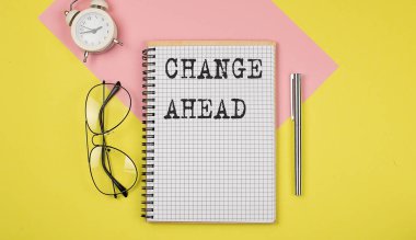 Not defterinde kalem, gözlük ve alarmlı saati değiştir