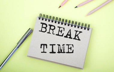 Not defterine sarı arka planda kalemle TIME metnini kır