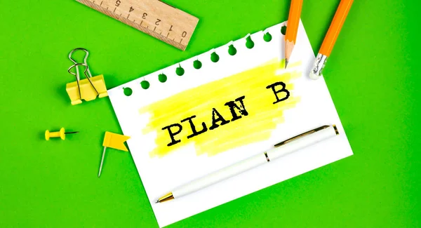 文字Plan B标牌以办公室工具显示绿色背景 — 图库照片