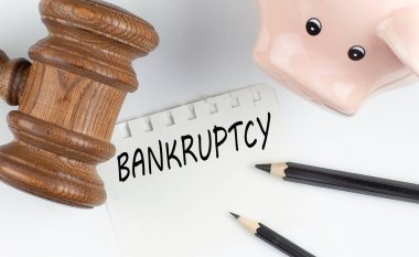 BANKRUPTCY metin üzerinde tokmak, piggi banka