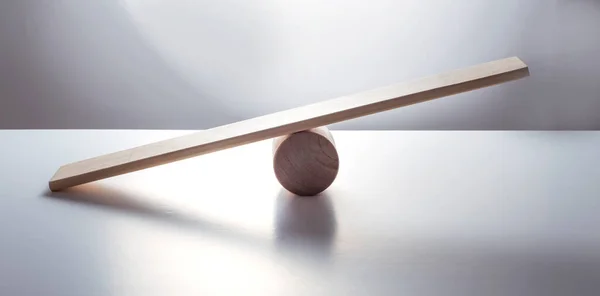 Denge kavramı, tahta silindir şapka, beyaz arka planda izole edilmiş denge gibi..