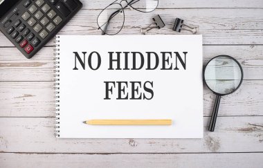 Hesap makinesi ve ofis araçları ile beyaz arkaplan üzerinde HAYIR gizli beyanları içeren boş defter.