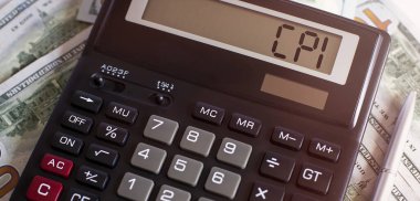 Ekranda CPI sözcüğüyle hesap makinesi, iş