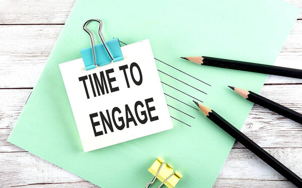 На короткой банкноте с ручкой на деревянном фоне