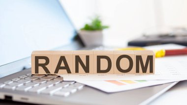 Dizüstü bilgisayar klavyesinde Harflerle Harfli RANDOM tahta küpleri,