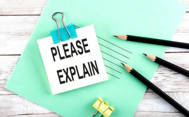 Metin Lütfen ahşap zemin üzerinde kalemler ile kısa notta açıklayın