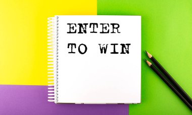 En küçük çalışma alanı: renkli arkaplan üzerine eskiz defteri ve ENTER To WIN