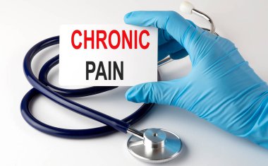 İçinde CHRONIC ağrı kesici, hap ve stetoskop olan bir kart. Tıbbi konsept.