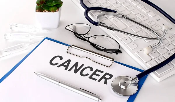Cancer Texto Sobre Libro Blanco Sobre Fondo Blanco Estetoscopio Gafas — Foto de Stock