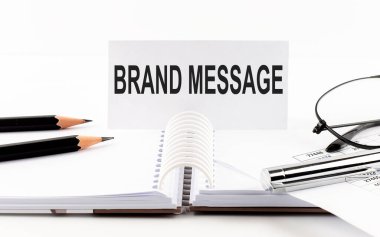 Kağıtlar, kalemler, kalemler, gözlükler, masadaki mali belgeler - iş konsepti