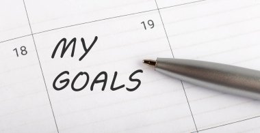 Takvim planlayıcısına hedeflerimi yazın ve size izole edilmiş beyaz arkaplandaki kalemle önemli bir randevuyu hatırlatsın.