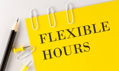Beyaz arka planda ofis araçları ile sarı kağıt üzerinde FLEXIBLE SAATTİ Kelime