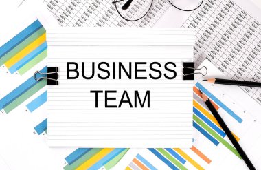 Kalemli defter, grafik arkaplanda gözlük, metin BÜYÜK Ekibi