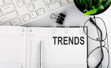 Not defterine klavye ve gözlüklü TRENDS etiketleri yaz.