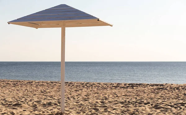Drewniany Parasol Pięknej Piaszczystej Plaży Obok Morza Błękitne Niebo Wakacje — Zdjęcie stockowe