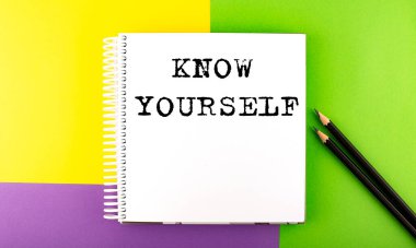 En küçük çalışma alanı: Kendinizi Tanıma ile renkli arkaplan eskiz defteri