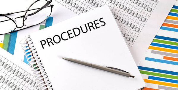 Ноутбук с текстом ПРОЦЕДУРЫ. Диаграмма и белый фон