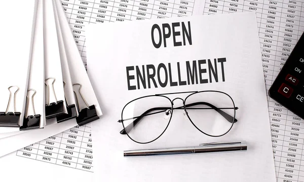 Open Enrollment Text Auf Papier Mit Diagramm Und Office Tools — Stockfoto
