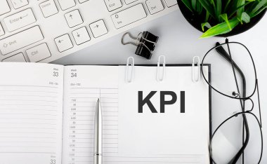 KPI takvim planlayıcısına izole edilmiş beyaz arkaplan üzerindeki kalemle önemli bir randevuyu hatırlatmak için metin.