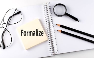 Not defterinde kalem, büyüteç ve gözlüklerle daha hasta bir kelime var.