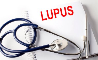 Kalem ve steteskop ile LUPUS metin defteri, tıbbi