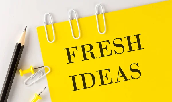 Fresh Ideas Slovo Žlutém Papíru Kancelářskými Nástroji Bílém Pozadí — Stock fotografie