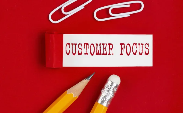 Cliente Focus Mensaje Escrito Papel Rojo Roto Con Lápices Clips — Foto de Stock