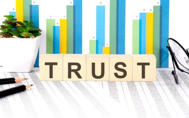 Tahta bloğa yazılmış güvenilir sözcük çizelge, gözlük ve kalemlerle