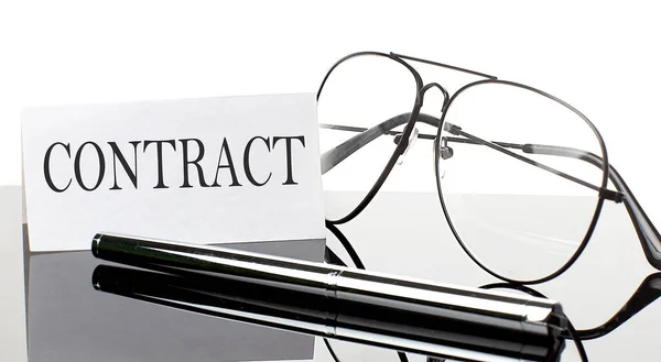 Texto Contrato Sobre Papel Sobre Fondo Claro Con Bolígrafo Gafas — Foto de Stock