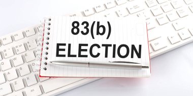 beyaz arkaplanda klavyede 83. metin b ELEKSİYON