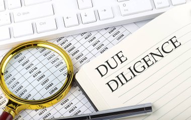 Not defterindeki DUE DILIGENCE metni çizelge, büyüteç, klavye ve kalemle