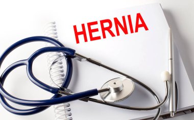 Kalem ve steteskoplu metni olan defter, iş