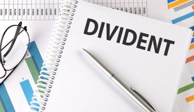 Grafikte bölünmüş metin, kalem ve gözlük