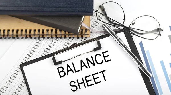 Szöveg Balance Sheet Irodai Asztal Jegyzetfüzetek Kellékek Elemzési Diagram Fehér — Stock Fotó